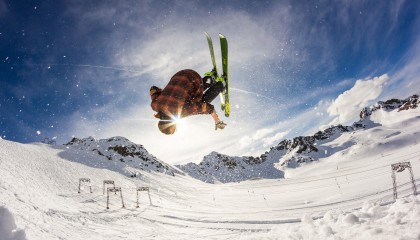 英超豪门激战正酣，曼城逆转利物浦登顶积分榜