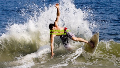 季后赛激战正酣，豪门对决引爆篮球热潮