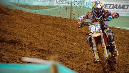 绿茵信仰的千里追随，当一代人的目光随传奇跨越山海