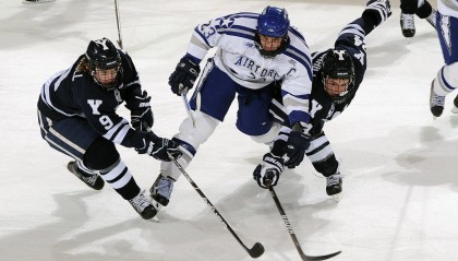 赵睿赛场意外伤退痛苦离场 中国男篮险胜背后埋下隐忧