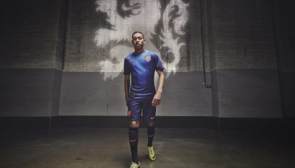 激情德比战引爆全场，主场球队绝杀逆转取胜